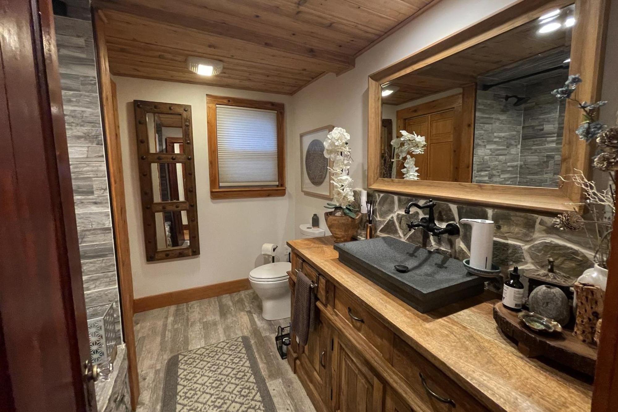 Large, Comfortable & Conveniently Located Holiday home Danvers