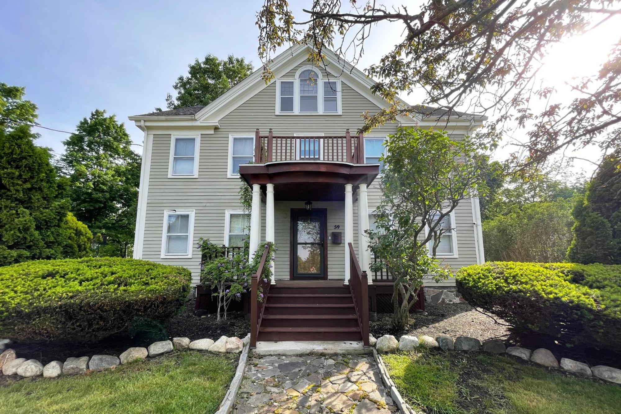 Large, Comfortable & Conveniently Located Holiday home Danvers