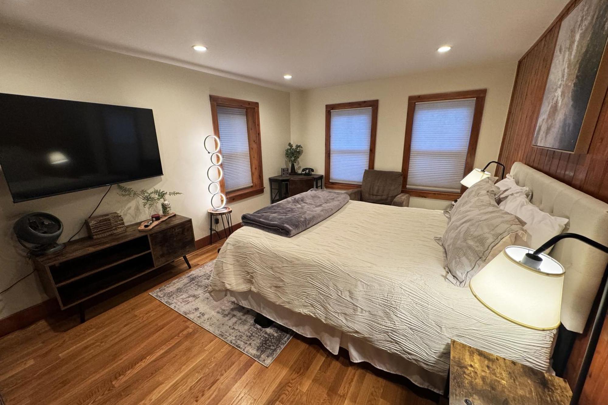 Large, Comfortable & Conveniently Located Holiday home